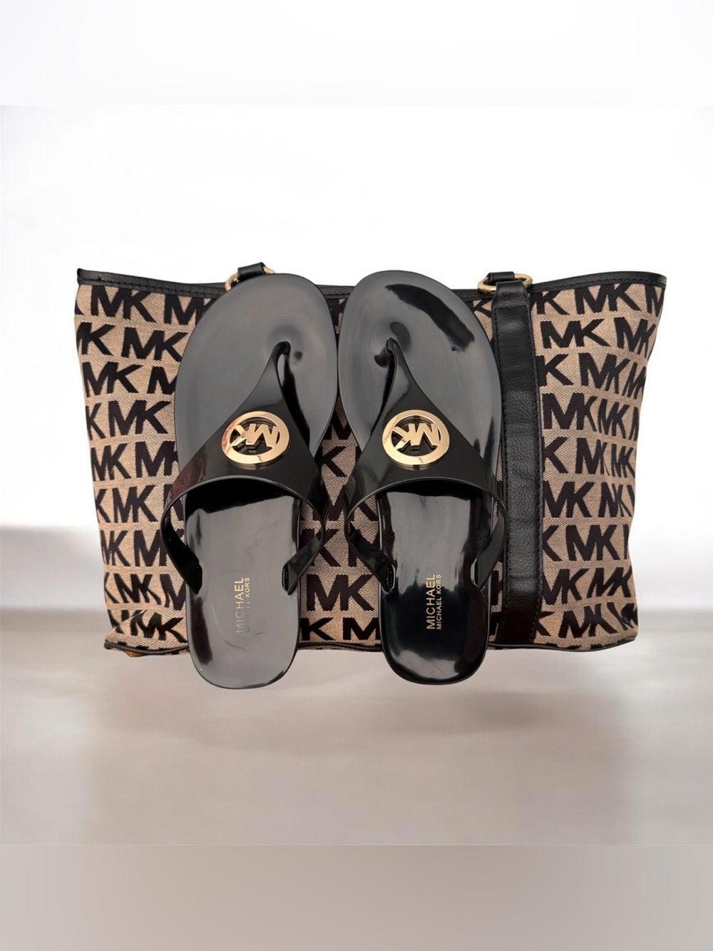 🔥Michael Kors Tote and Sandals bundle!